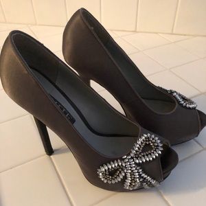 Vera Wang gray heels